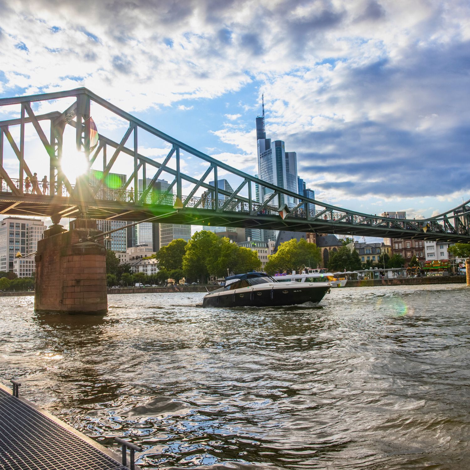 Einzigartige Skyline View am Main mit Schiff und Eisener Steg