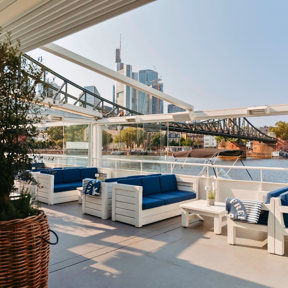 Freigut Frankfurt Sunmmerlounge Panoramadeck Skyline